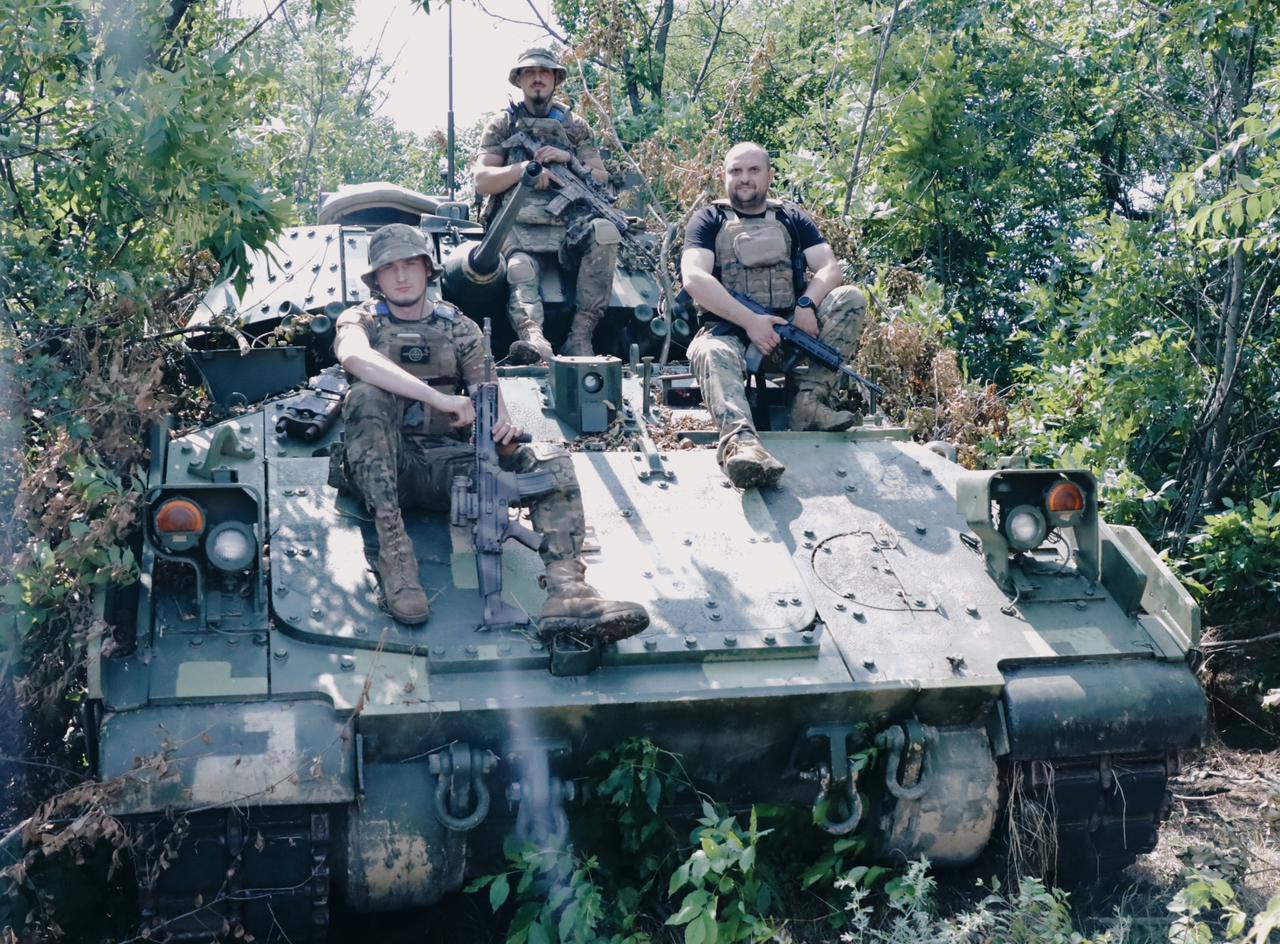 Екіпаж «Бредлі», який відзначився в одному з боїв, знищивши два російські танки